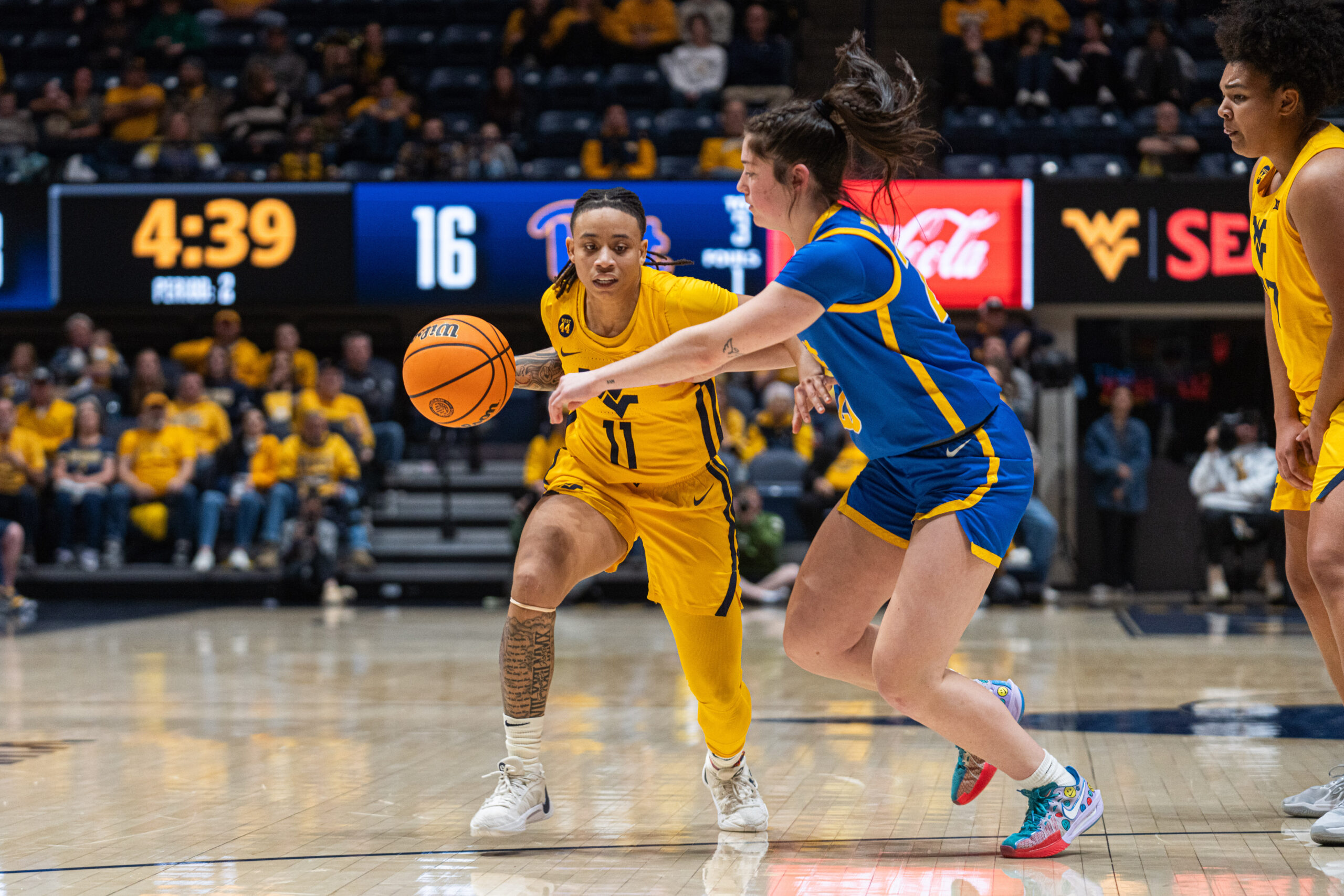 No. 15 West Virginia rolls past Pitt, 82-54